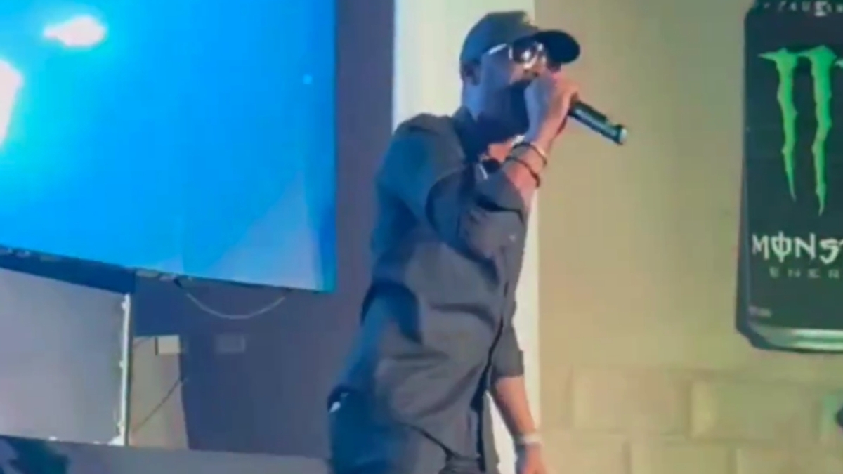 Bounty Killer Angrily Kicks Monitors Offstage During Tracks and Records Performance - Watch Video