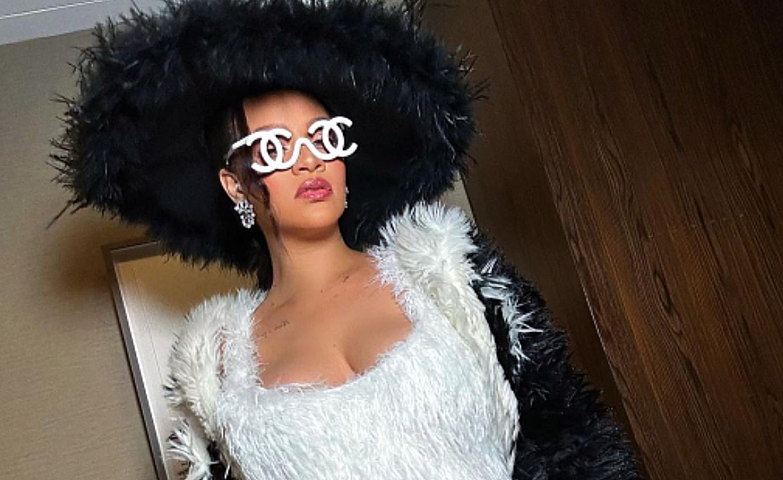 Rihanna Shows Up Her Baby Bump In Sexy Fur - See Photos