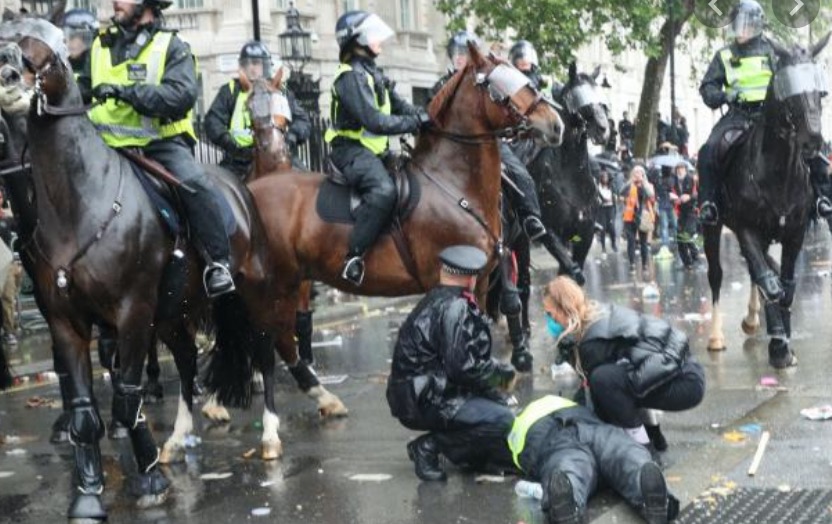 Police knocked off horse during BlackLifeMatter protest in UK [Video]