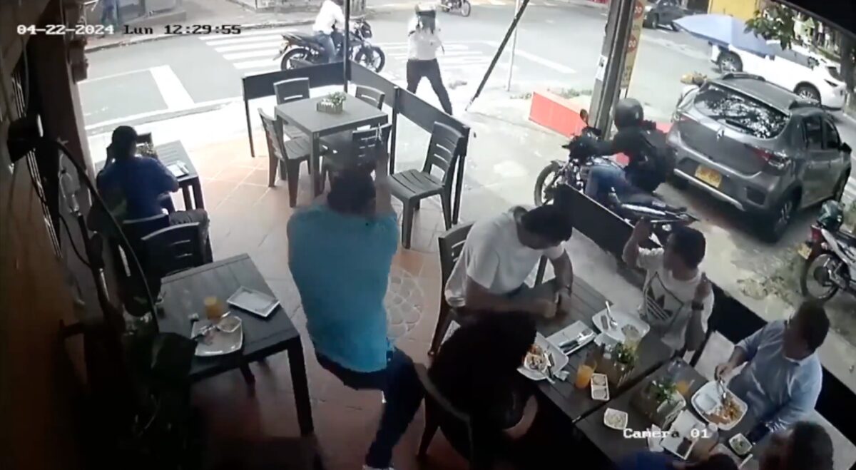Bizarre Failed Armed Robbery at Restaurant Caught on Camera – Watch Video