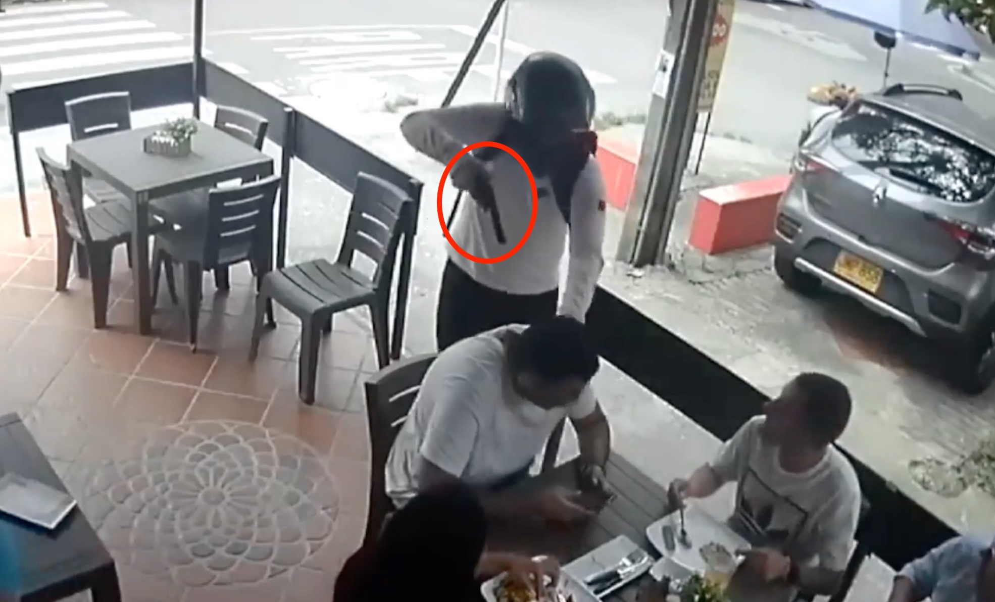 Bizarre Failed Armed Robbery at Restaurant Caught on Camera - Watch Video