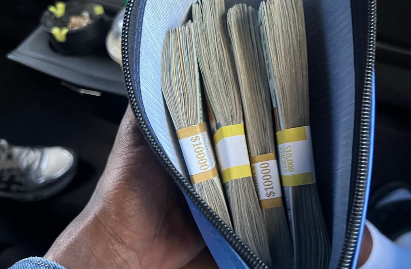 Guess Which Dancehall Artiste Flaunting This Cash?